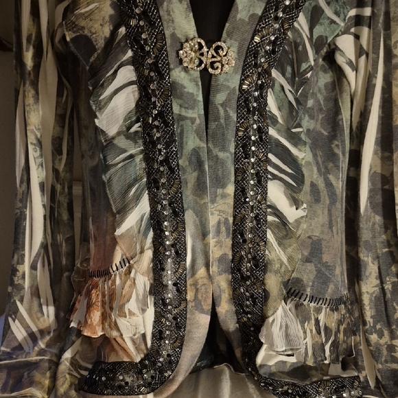 Silver Gray Puff Sleeve Graphic Blouse - Picture 3 of 8